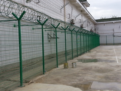 多维防护体系 Y型柱护栏网、刀刺网与机场护栏网在关键场所的应用与对比